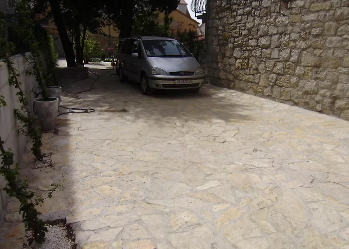 Anthea בית הארחה 3*